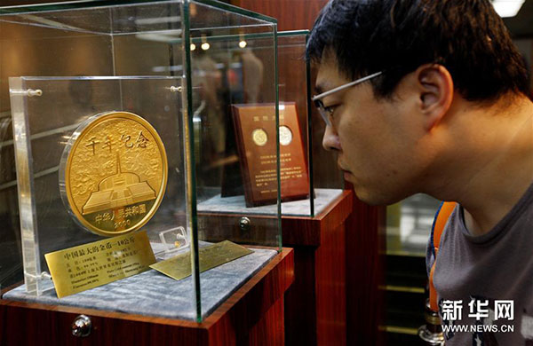 近日，由中國人民銀行貨幣金銀局主辦、中國印鈔造幣總公司承辦的“國幣之尊藝術之美”——人民幣硬幣發(fā)行60周年全國巡展在上海圖書館舉行，展示了自1957年12月1日正式發(fā)行人民幣硬幣起，已經(jīng)發(fā)行的4套流通硬幣、96個品種108枚普通紀念幣和2000余種貴金屬紀念幣。