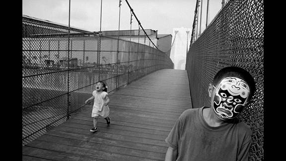 說(shuō)明: Macintosh HD:Users:chendong:Desktop:張乾琦 工作坊:工作坊:官方作品:中文圖說(shuō):不存在的戰(zhàn)爭(zhēng):6. 張乾琦，“不存在的戰(zhàn)爭(zhēng)”視頻截圖，2017.jpg