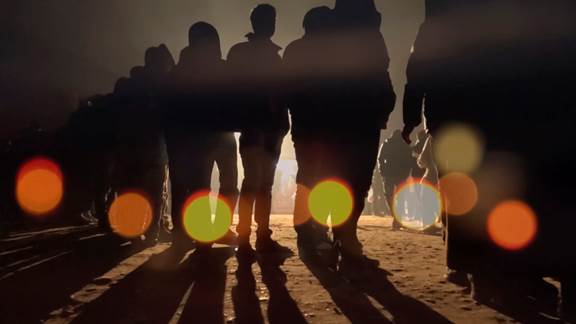 說(shuō)明: Macintosh HD:Users:chendong:Desktop:張乾琦 工作坊:工作坊:官方作品:中文圖說(shuō):AZMA:5. 張乾琦，“AZMA”視頻截圖，2017 .jpg