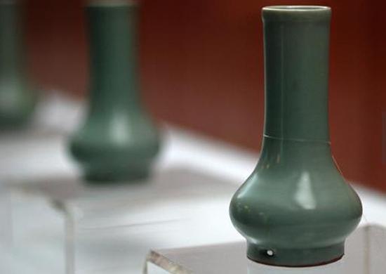南宋，龍泉窯，粉青釉鼓腹瓶 