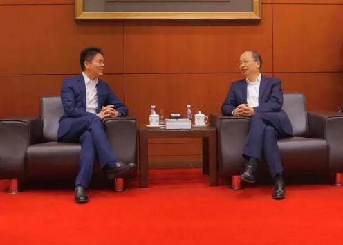 中國(guó)工商銀行董事長(zhǎng)易會(huì)滿和京東集團(tuán)董事局主席兼首席執(zhí)行官劉強(qiáng)東見(jiàn)證了雙方合作協(xié)議的簽署。