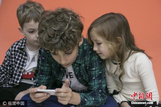 外報(bào)：一天滑手機(jī)80次 孩子網(wǎng)癮過高怎么辦？