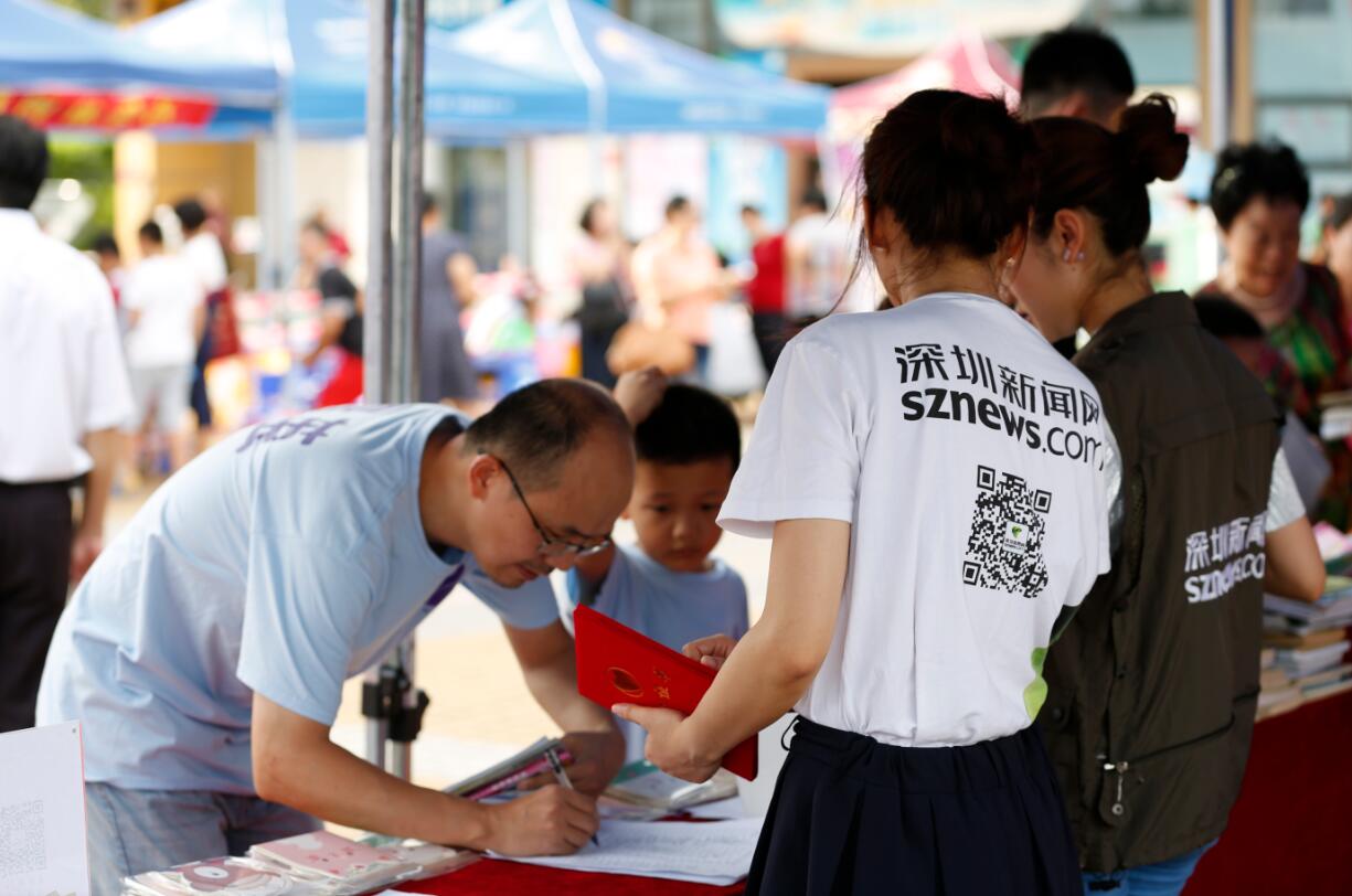 老爸帶著孩子來(lái)到活動(dòng)現(xiàn)場(chǎng)捐書(shū)